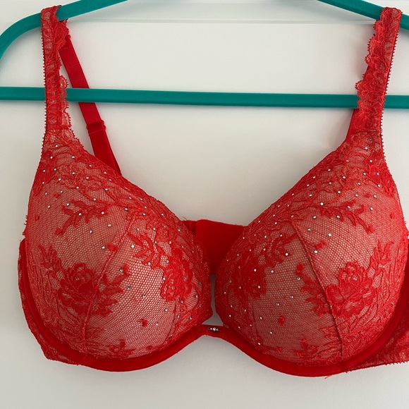 Victoria’s Secret’s Red Lace Push Up Bra Size 36DD - Picture 2 of 7